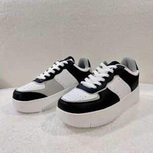 New Berness Women’s Size 6 White Black Sneaker Child Size 4/4.5 Platform